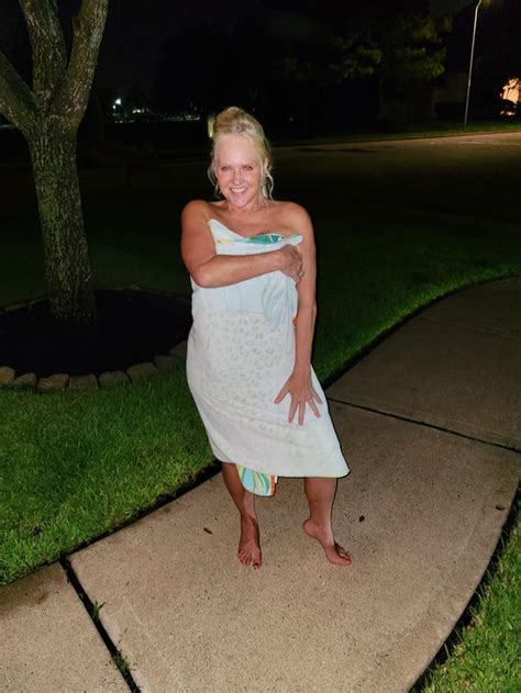 hot mom|Some moms love to flash the neighbors : r/realmomsgonewild